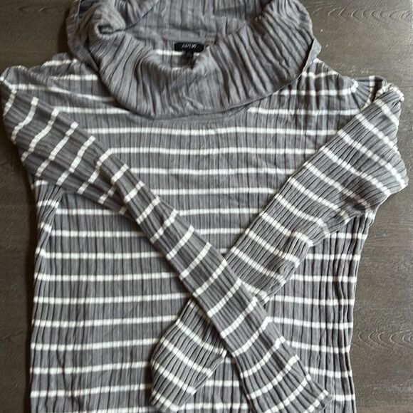 Peach, Gray, & Black turtlenecks - Picture 4 of 9